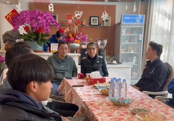 申花董事长谷际庆带领部分球员,前往崇明基地看望徐根宝指导
