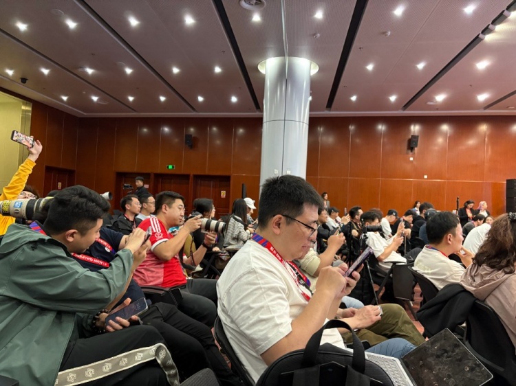 万众瞩目!记者挤满国足赛前新闻发布厅,赛场记者预计超300人